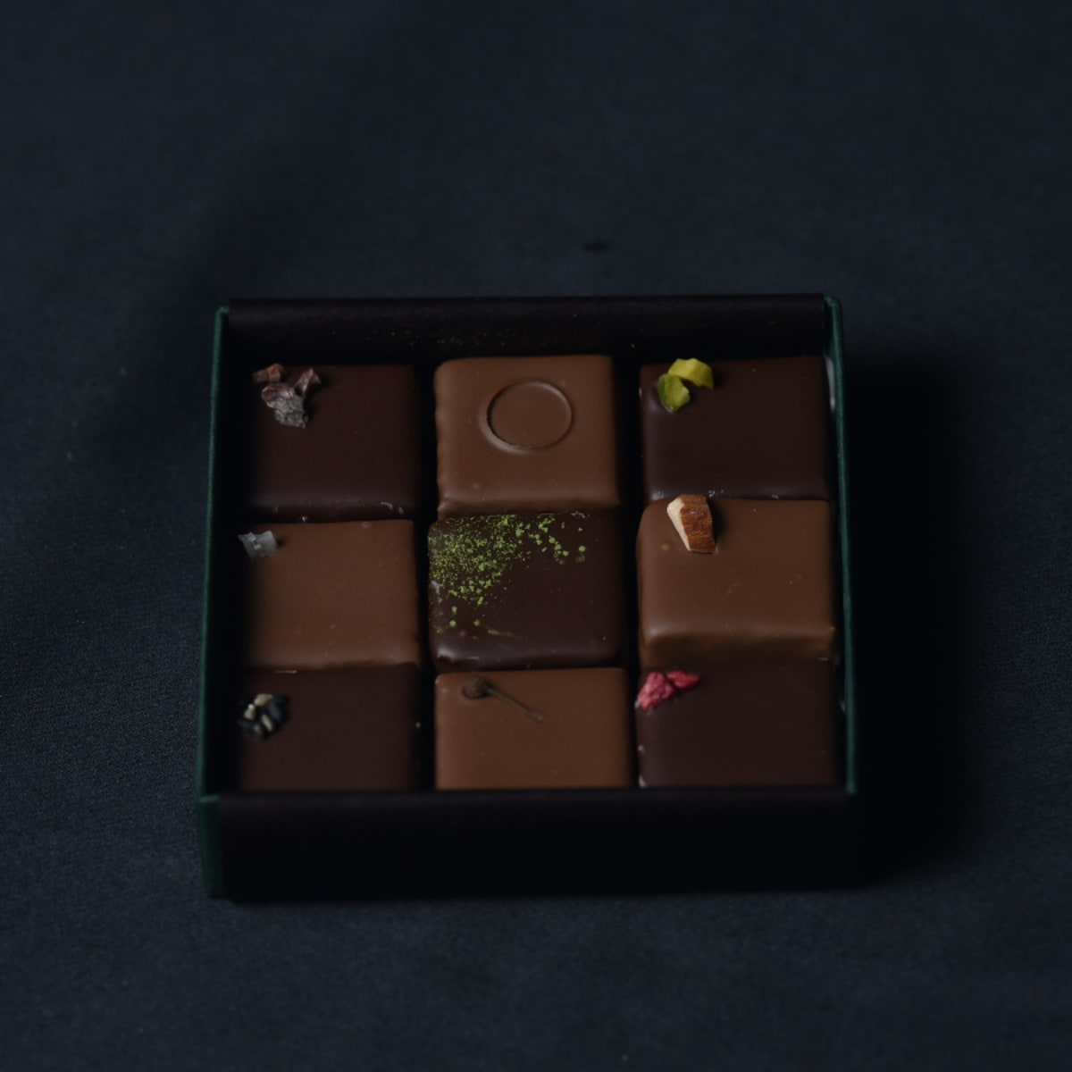 〈期間限定〉とろけるひと粒の贅沢 ボンボンショコラ9個入りギフト｜Kazuma Kaneishi