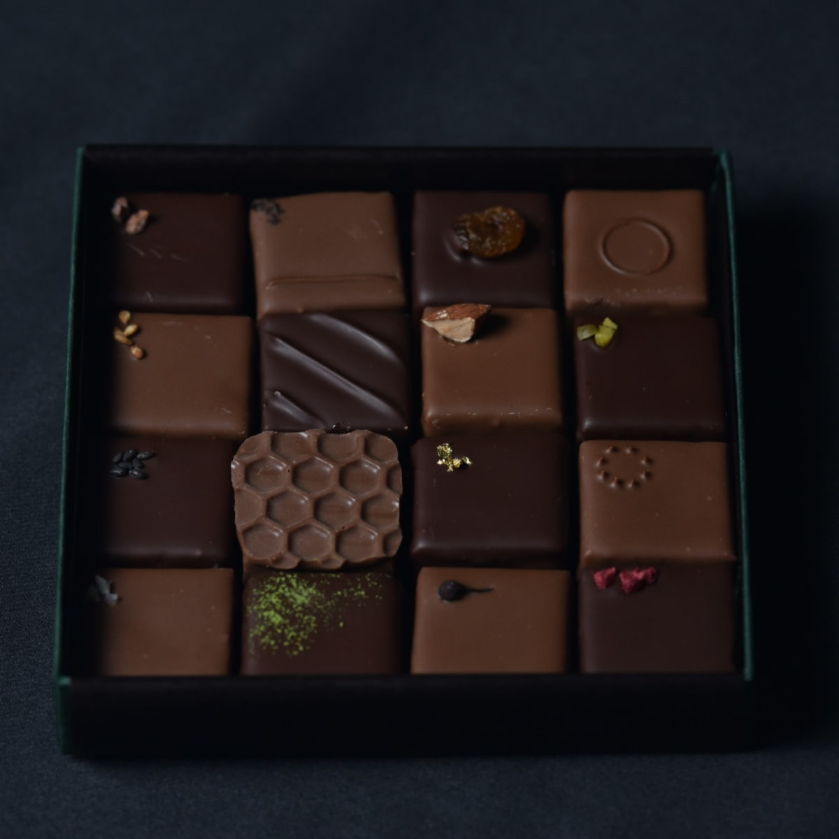〈期間限定〉とろけるひと粒の贅沢 ボンボンショコラ16個入りギフト｜Kazuma Kaneishi