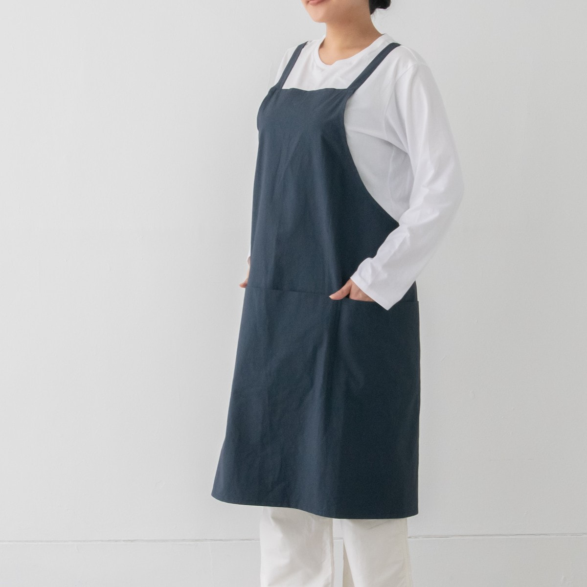SUNNY LOCATION バッククロス チムニーエプロン ネイビー コットン 日本製