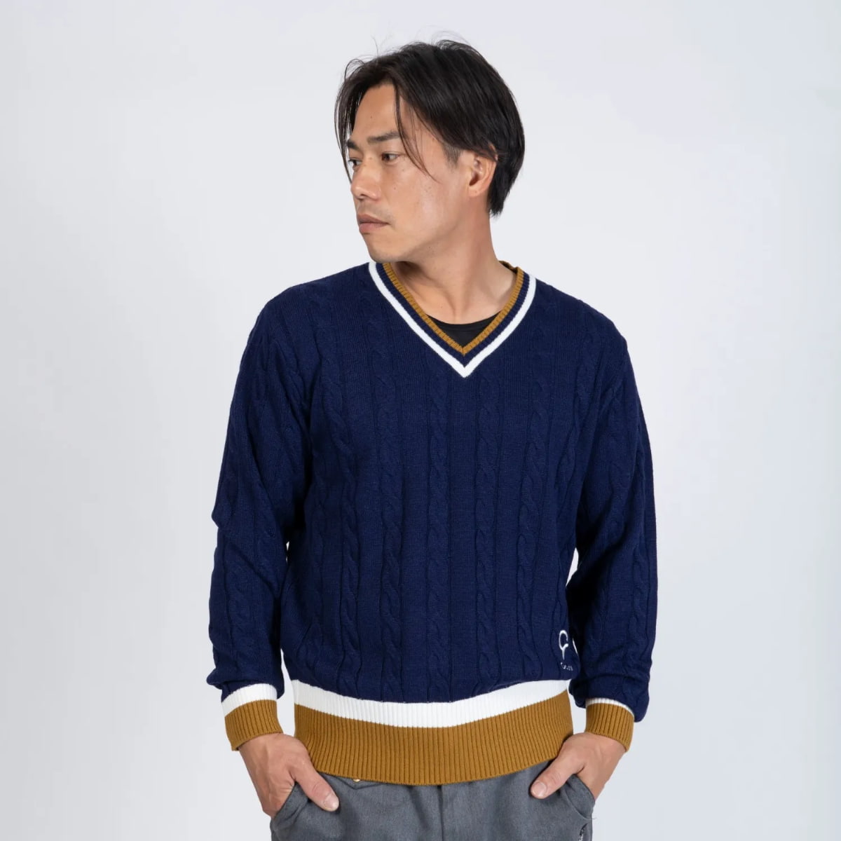 【gorurun ×  HESTA LIFE】ケーブルVネックニットセーター　メンズ　インクブルー × イエロー