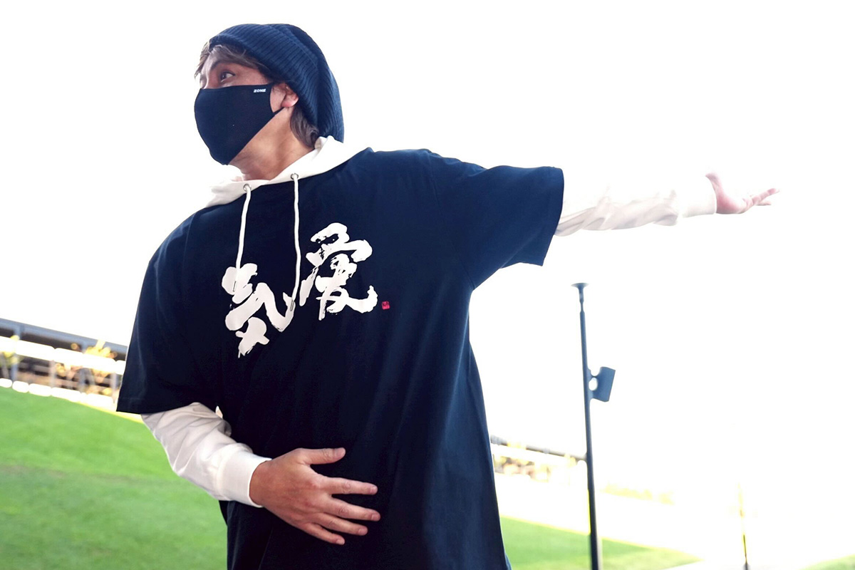 BIG BOSS新庄剛志監督×中山秀征書き下ろし「気愛」Tシャツ ホワイト