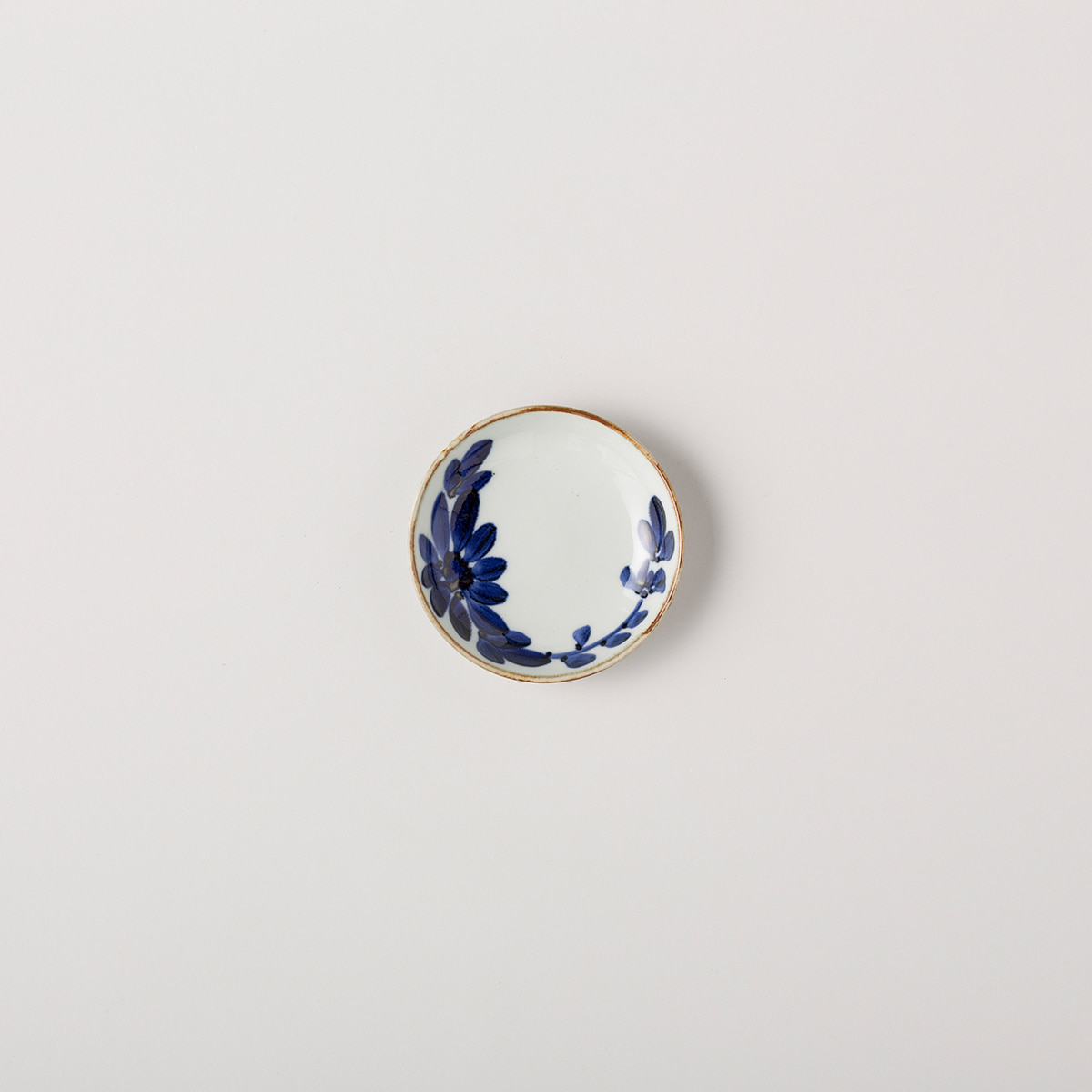 【波佐見焼】可愛さと実用性を兼ね備えた『BARBAR いろは』の小皿 菊文 11.5cm